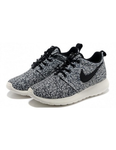 nike roshe run white and black puntos blancos